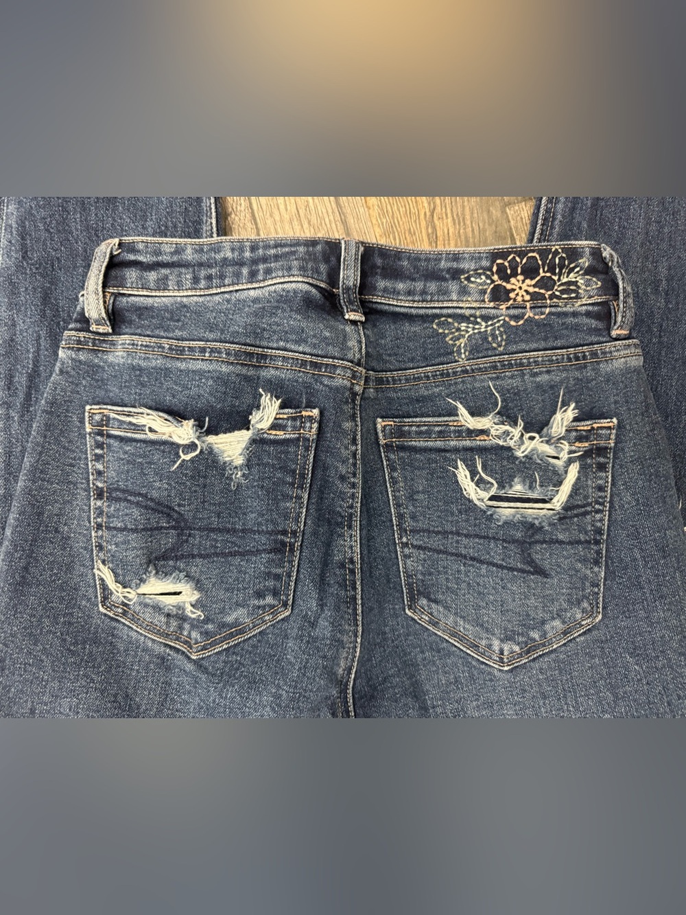 American Eagle Womens Distressed Flower Embroidered Mom Jean - size 0